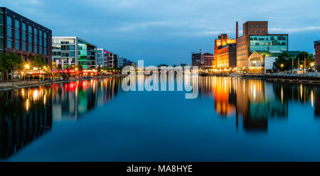 Duisburg Innenhafen bei Nacht Panorama Foto Stock