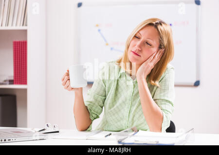 Imprenditrice è lavoro straordinario nel suo ufficio. Foto Stock