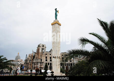 La statua di Medea tenendo premuto il Vello d'Oro al centro dell'Europa Square a Batumi, Adjara, Georgia. Foto Stock