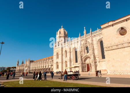 Il Mosteiro dos Jeronimos è altamente ornato ex monastero, situato nel quartiere di Belem di Lisbona occidentale. Foto Stock