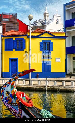 Case colorate e tipiche imbarcazioni in Aveiro, Portogallo Foto Stock