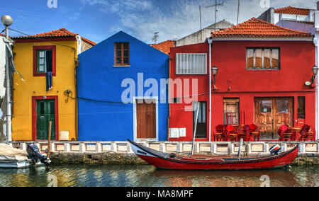 Case colorate e tipiche imbarcazioni in Aveiro, Portogallo Foto Stock