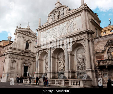 A sinistra la seicentesca chiesa di Santa Maria della Vittoria con la Fontana del Mosè in forefround sulla Piazza di San Bernado, Roma Foto Stock