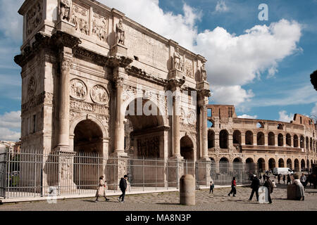 L'Arco di Costantino, Arco di Costantino e il Colosseo, Roma Foto Stock