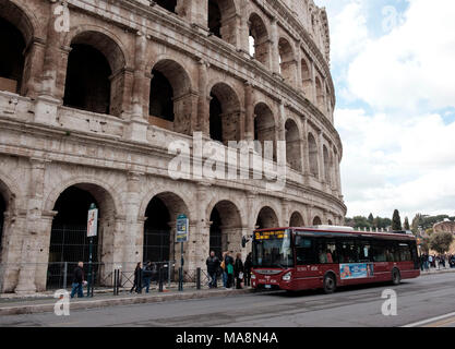 Il 51 servizio autobus locale di Roma l'arresto al di fuori del Colosseo Foto Stock