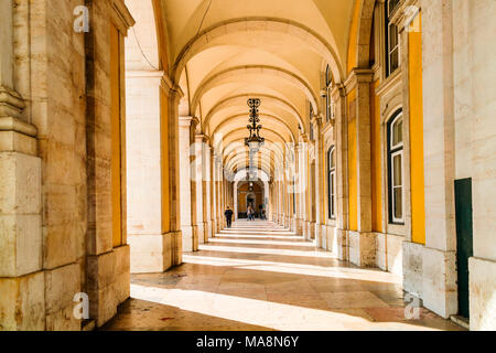 Colonnato e arcate sotto un edificio in Comercio Square a Lisbona, Portogallo. Foto Stock