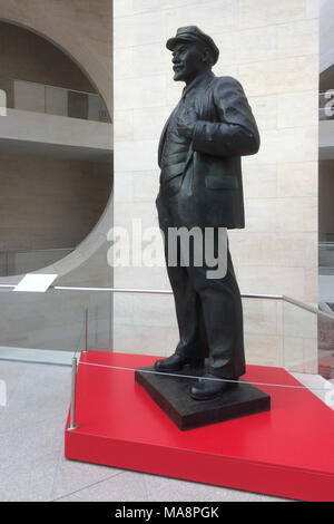 Statua in bronzo di Vladimir Lenin (1925) dello scultore sovietico Matvey Manizer in mostra nel Gеrman Histоrical Musеum (Dеutsches Histоrisches Musеum) a Bеrlin, Gеrmany.. Dopo che la Wehrmacht tedesca aveva preso la città di Pushkin vicino Leningrad nell'Unione Sovietica (ora San Pietroburgo in Russia), hanno preso i monumenti di bronzo come parte del bottino di guerra. Nell'estate del 1943 è stata portata a Eisleben nella fonderia Mansfeld AG. Dato che era abbastanza grande e c'era abbastanza metallo disponibile per fonderia è rimasto intatto. Foto Stock