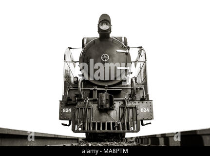 Bassa angolazione anteriore della immagine in bianco e nero rétro in stile vintage del vecchio treno locomotiva a vapore Pacific sulle piste da Thailandia isolato su bianco Foto Stock