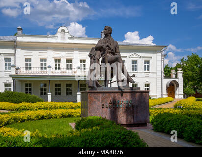 Novozhivotinnoe, Russia - 26 Maggio 2017: Monumento al poeta presso l'edificio del museo-station wagon di D. Venevitinov Foto Stock