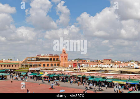 Il Marocco Marrakech Piazza Jemaa El Fna bancarelle negozi animatori folla parte tre Foto Stock