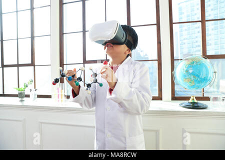 Bambini allegro studiando l'istruzione del concetto di conoscenza. I bambini sono l'apprendimento di un gruppo di studio, VR, la scienza, l'istruzione e la scolarizzazione. 087 Foto Stock