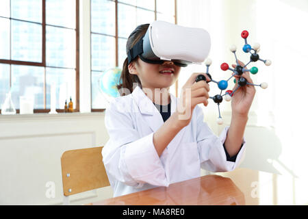 Bambini allegro studiando l'istruzione del concetto di conoscenza. I bambini sono l'apprendimento di un gruppo di studio, VR, la scienza, l'istruzione e la scolarizzazione. 079 Foto Stock