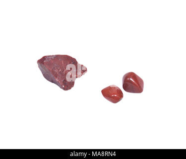Diaspro Rosso frammento naturale dal Madagascar e burattati pietre dal Brasile isolato su sfondo bianco Foto Stock