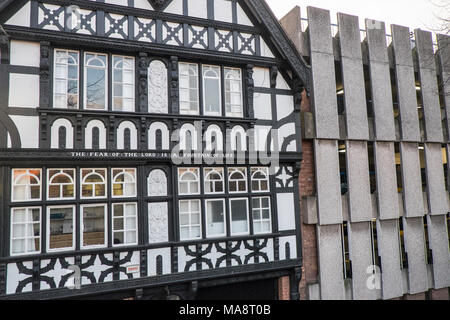 Contrasto,giustapposizione,d,in bianco e nero a metà edificio con travi di legno e calcestruzzo,parcheggio auto,Chester,Cheshire, Inghilterra,UK,U.K., Foto Stock