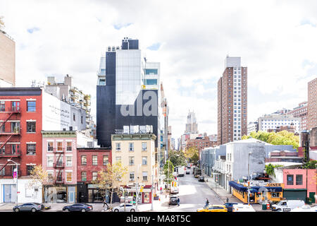 La città di New York, Stati Uniti d'America - 30 Ottobre 2017: vista aerea del quartiere di Chelsea appartamento edifici e automobili nel traffico sulla strada sottostante in New York, Manhat Foto Stock