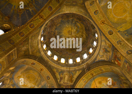 Guardando verso l'alto all'interno della cupola centrale all interno della cattedrale Saint Alexandar Nevski a Sofia, Bulgaria. Foto Stock