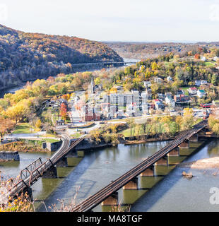 Harper's Ferry si affacciano con colorati giallo arancio fogliame autunno autunno foresta con piccolo villaggio città dal fiume in West Virginia, WV Foto Stock