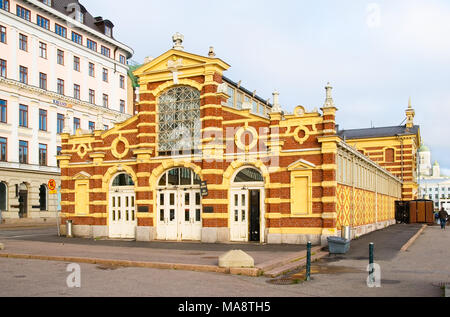 HELSINKI, Finlandia - 13 ottobre 2011: Wanha Kauppahalli. Il vecchio mercato Hall. È stato costruito nel 1888. Foto Stock