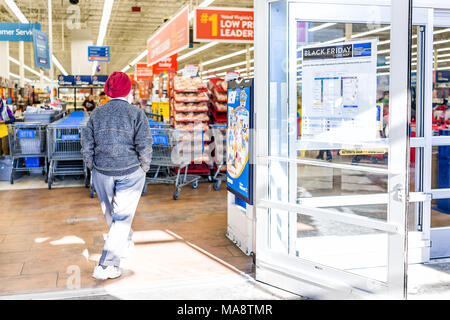 Burke, Stati Uniti d'America - 24 Novembre 2017: Venerdì nero accedi Walmart store ingresso con mappa dopo la festa del Ringraziamento shopping consumismo in Virginia con la religione sikh uomo