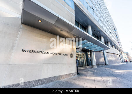 Washington DC, Stati Uniti d'America - 9 Marzo 2018: FMI ingresso con segno del Fondo Monetario Internazionale, architettura di calcestruzzo della parete edilizia guardia di sicurezza porte Foto Stock