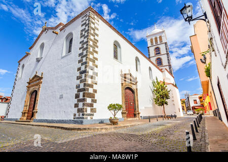 A Garachico, Tenerife, Spagna - Street View del XVI secolo la chiesa di Santa Ana nella bellissima giornata. Foto Stock