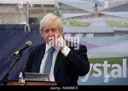 Il sindaco di Londra Boris Johnson oggi, 26 ottobre, ha frequentato la "Topping-Out' della Siemens innovativo centro di sostenibilità nel cuore del Royal Docks Enterprise zona, dove ha incontrato con Andreas J. Goss (Chief Executive, Siemens plc e Europa nord-occidentale), Roland Busch (CEO, infrastrutture e città settore, Siemens AG) e sir Robin nel Galles, il Sindaco di Newham. La eso-caratteristiche della Siemens ammiraglia centro di sostenibilità includono pannelli fotovoltaici e una pioggia di acqua sistema di raccolta sul tetto dell'edificio. Foto Stock