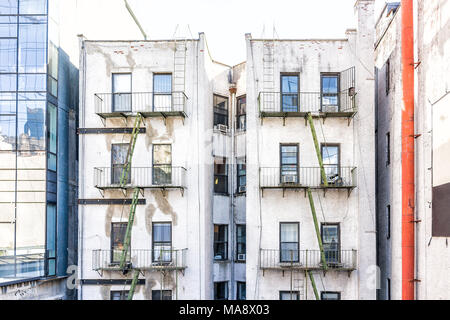 Vecchio appartamento condominio architettura esterna a Chelsea, NYC, Manhattan, New York City con il fuoco sfugge, windows, scale di colore verde Foto Stock