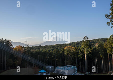 Una vista del Monte Fuji e la Mishima Skywalk Bridge Foto Stock