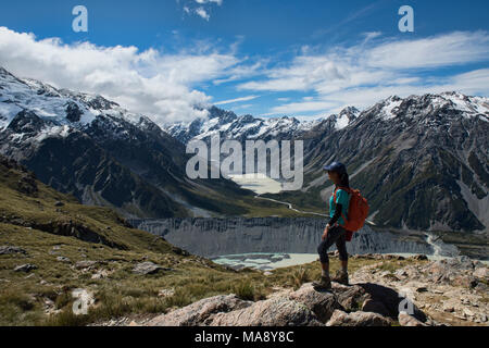 Guardando oltre il Hooker Valley e Mount Cook, Alpi del Sud, Nuova Zelanda Foto Stock