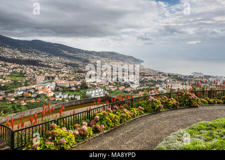 Funchal, Portogallo - 10 dicembre 2016: vista sulla città capitale dell'isola verso il porto. Vista dal punto di vista Pico dos Barcelo - Oceano Atlantico Foto Stock