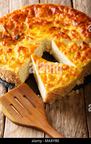 Torta di riso con la ricotta, uova e zucchero vicino sul piano verticale. Foto Stock