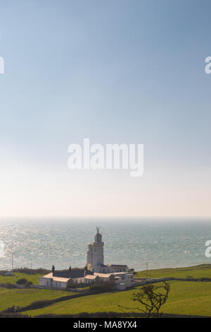 St Catherine's Faro sull isola di Wight a Watershoot Bay in Inghilterra. Panorama Travel sparare in giornata soleggiata con cielo blu chiaro Foto Stock