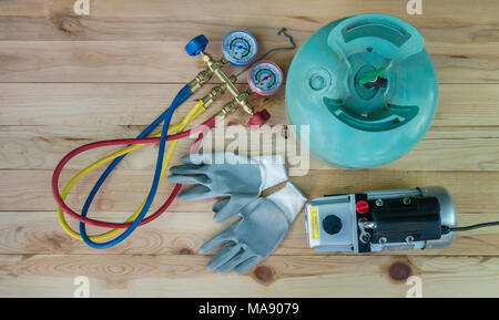 Manometri attrezzature di misurazione per il riempimento di condizionatori d'aria Foto Stock