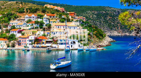 Tradizionale villaggio di Assos,vista con case colorate e mare.L'isola di Cefalonia,Grecia. Foto Stock