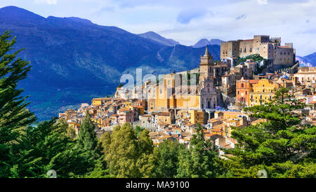 Colorato villaggio di Caccamo,vista con case tradizionali e il vecchio castello,Sicilia,l'Italia. Foto Stock