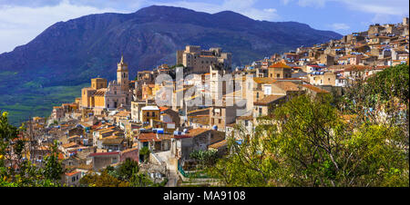 Impressionante Caccamo village,vista con case, antico castello un montagne,Sicilia,l'Italia. Foto Stock