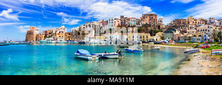 Tradizionali case colorate e le barche da pesca,Castellammare del Golfo village,Sicilia,l'Italia. Foto Stock