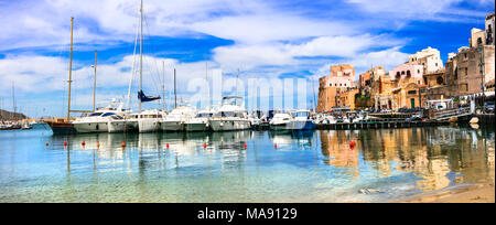 Splendida Castellammare del Golfo village,Sicilia,l'Italia. Foto Stock