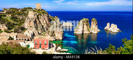 Bellissima spiaggia di Scopello,vista con rocce e piccolo villaggio,Sicilia,l'Italia. Foto Stock