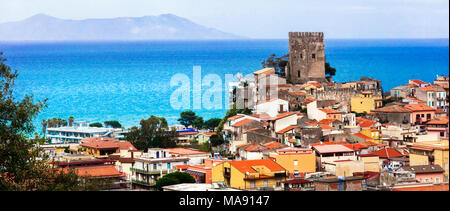 Colorato tradizionale villaggio di Brolo,vista con castello e case,Sicilia,l'Italia. Foto Stock