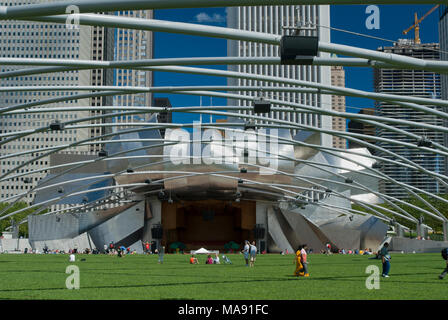 Jay Pritzker Pavilion, il Millennium Park (una parte di Grant Park) Chicago, Illinois. Rete a traliccio per mantenere il sistema di altoparlanti. Acciaio inossidabile copricapo ab Foto Stock