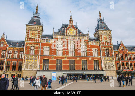 Amsterdam, Paesi Bassi - marzo 2018: stazione ferroviaria principale esterno dell'edificio di Amsterdam Stazione Centrale (Amsterdam Centraal). Foto Stock