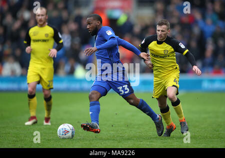 Cardiff City's Junior Hoilett e Burton Albion di Jamie Allen battaglia per la sfera durante il cielo di scommessa match del campionato al Cardiff City Stadium. Foto Stock