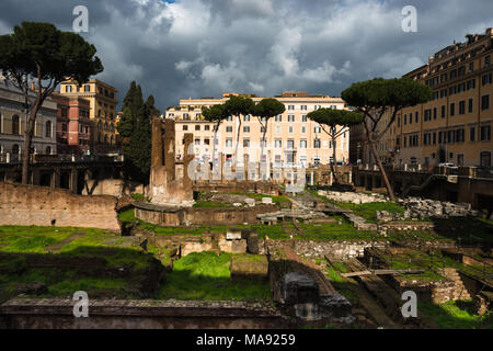 Largo di Torre Argentina è una piazza di Roma, Italia, con quattro romana repubblicana templi e resti di Pompeo Theatre. Roma. Lazio. L'Italia. Foto Stock
