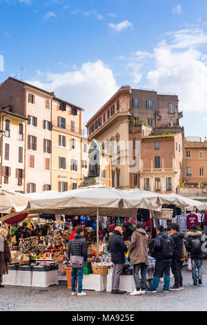 Colorate bancarelle del mercato a Campo de' Fiori Mercato, Roma, Italia. Foto Stock