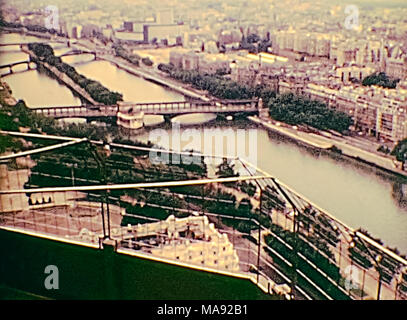 Parigi, Francia - circa 1976: vista di osservazione di vintage Tour Eiffel. Parigi vista aerea del Fiume Senna con ponti. Archivio Storico di riprese in Parigi città della Francia negli anni settanta. Foto Stock