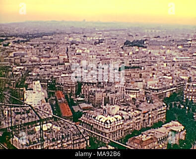 Parigi, Francia - circa 1976: il panorama di Parigi dalla Torre Eiffel. Archivio Storico di riprese in Parigi città della Francia negli anni settanta. Foto Stock