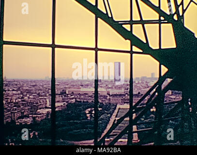 Parigi, Francia - circa 1976: la scala dalla osservazione vista aerea di Parigi dalla Torre Eiffel. Archivio Storico di riprese in Parigi città della Francia negli anni settanta. Foto Stock