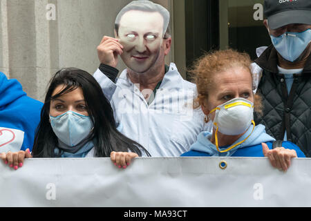Manifestanti con David Cameron maschera alla Vergine Care HQ a Londra chiamata per porre fine alla società privata utilizzando il logo di NHS e per la Vergine a smettere di elusione fiscale. Foto Stock
