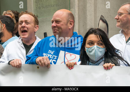 Manifestanti con David Cameron maschera alla Vergine Care HQ a Londra chiamata per porre fine alla società privata utilizzando il logo di NHS e per la Vergine a smettere di elusione fiscale. Foto Stock